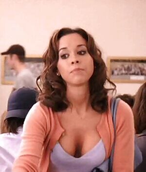 Lacey Chabert's plot peaking thru in Mean Girls