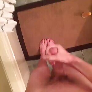 Cum on toes